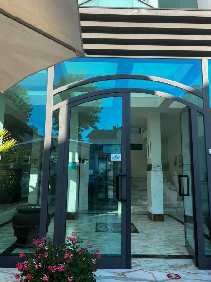 Hotel Trieste Riccione Exteriör bild